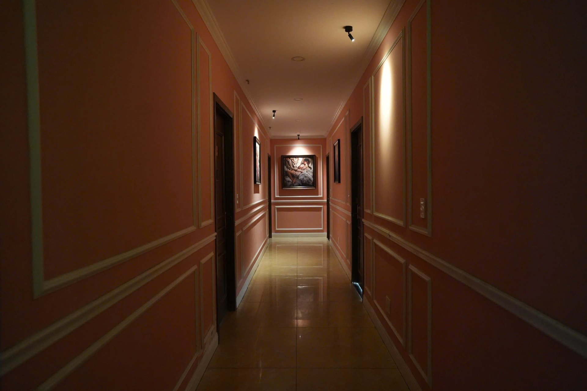 Hành lang terracotta — phào chỉ vàng đồng cổ điển