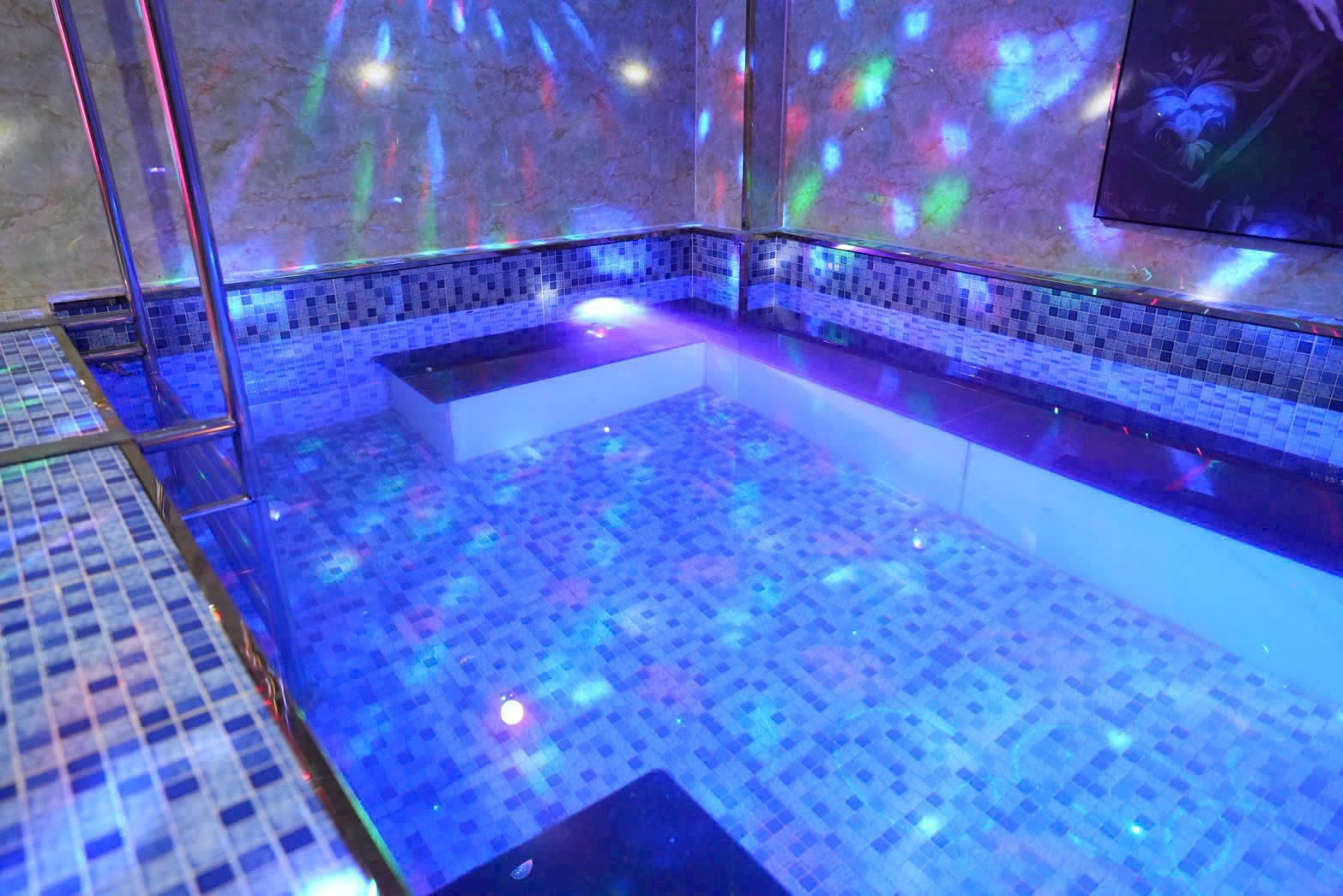 Hồ bơi mosaic — ánh sáng đa sắc